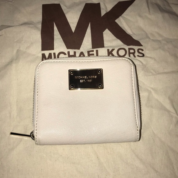 Michael Kors Handbags - Michael Kors zip around wallet Michael Kors Handbags - Michael Kors zip around wallet